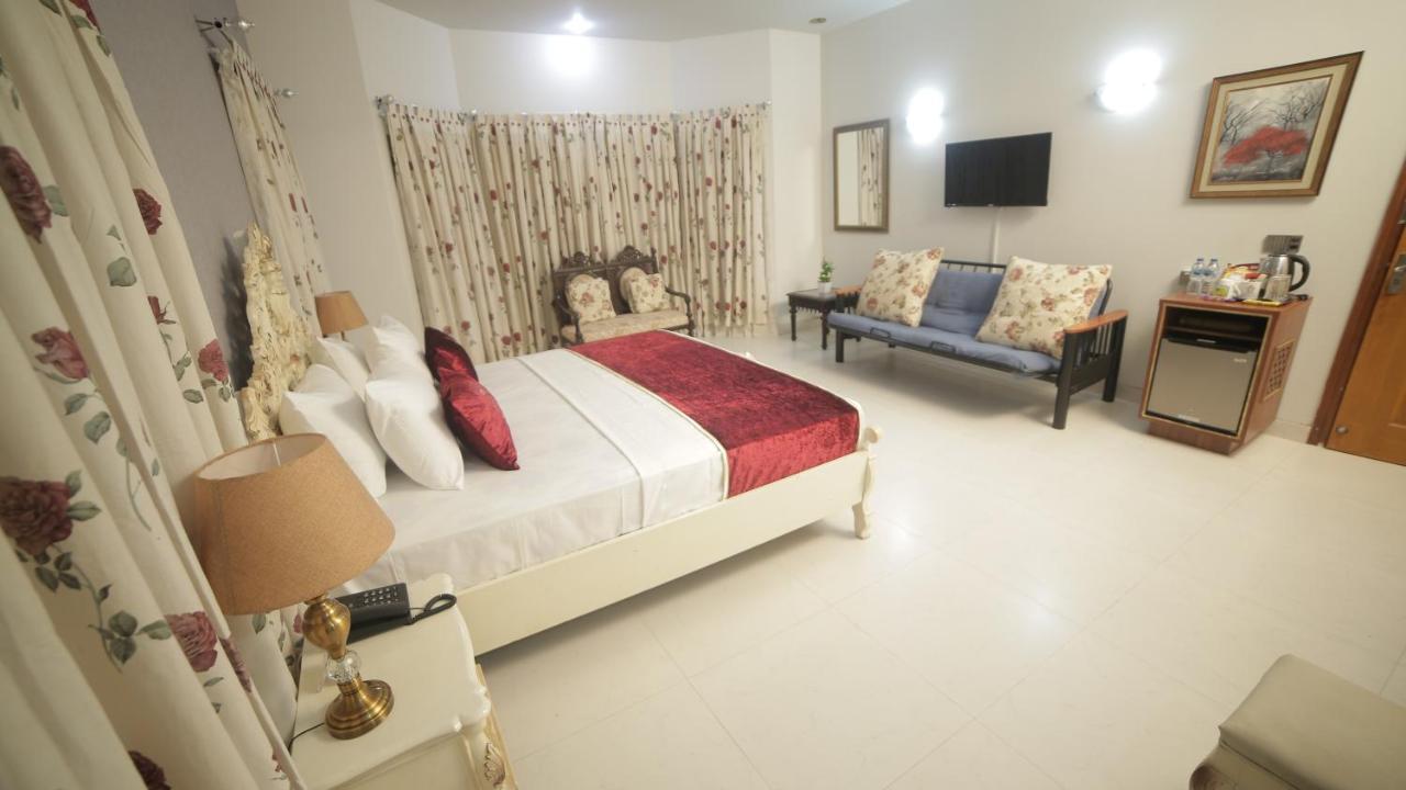 Bed and Breakfast Four Squares Karatschi Exterior foto