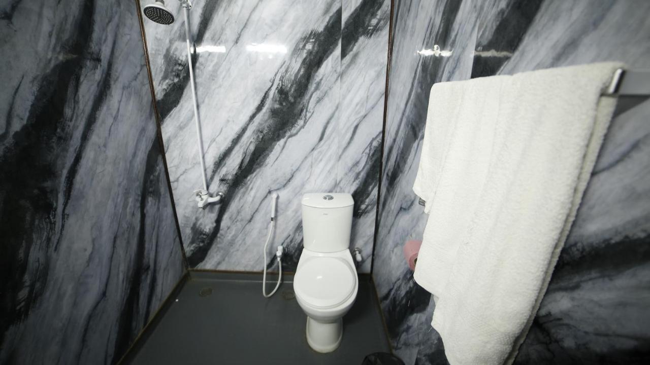 Bed and Breakfast Four Squares Karatschi Exterior foto