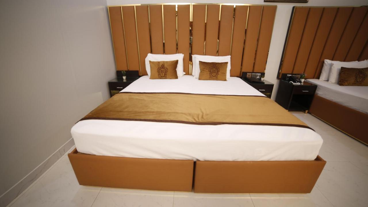 Bed and Breakfast Four Squares Karatschi Exterior foto