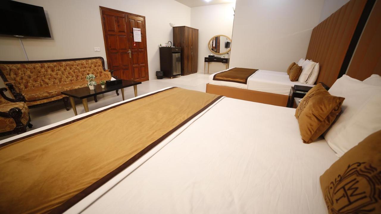 Bed and Breakfast Four Squares Karatschi Exterior foto