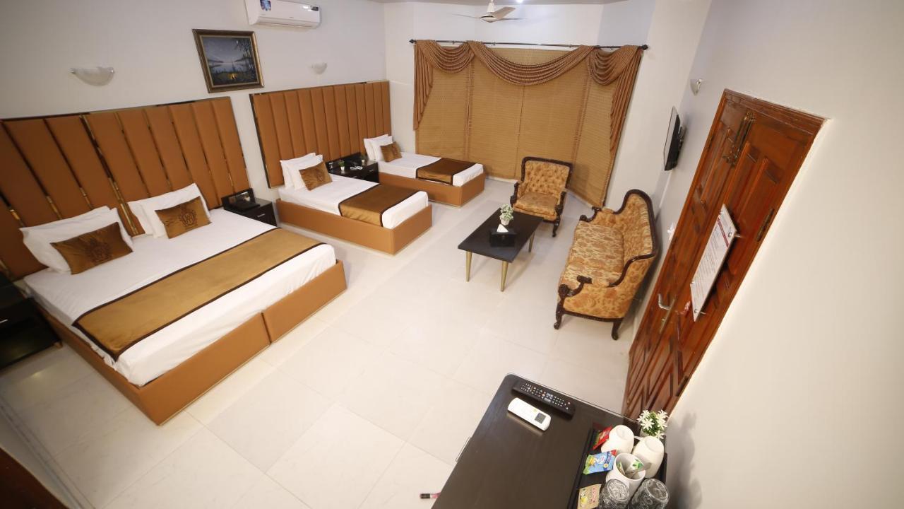 Bed and Breakfast Four Squares Karatschi Exterior foto