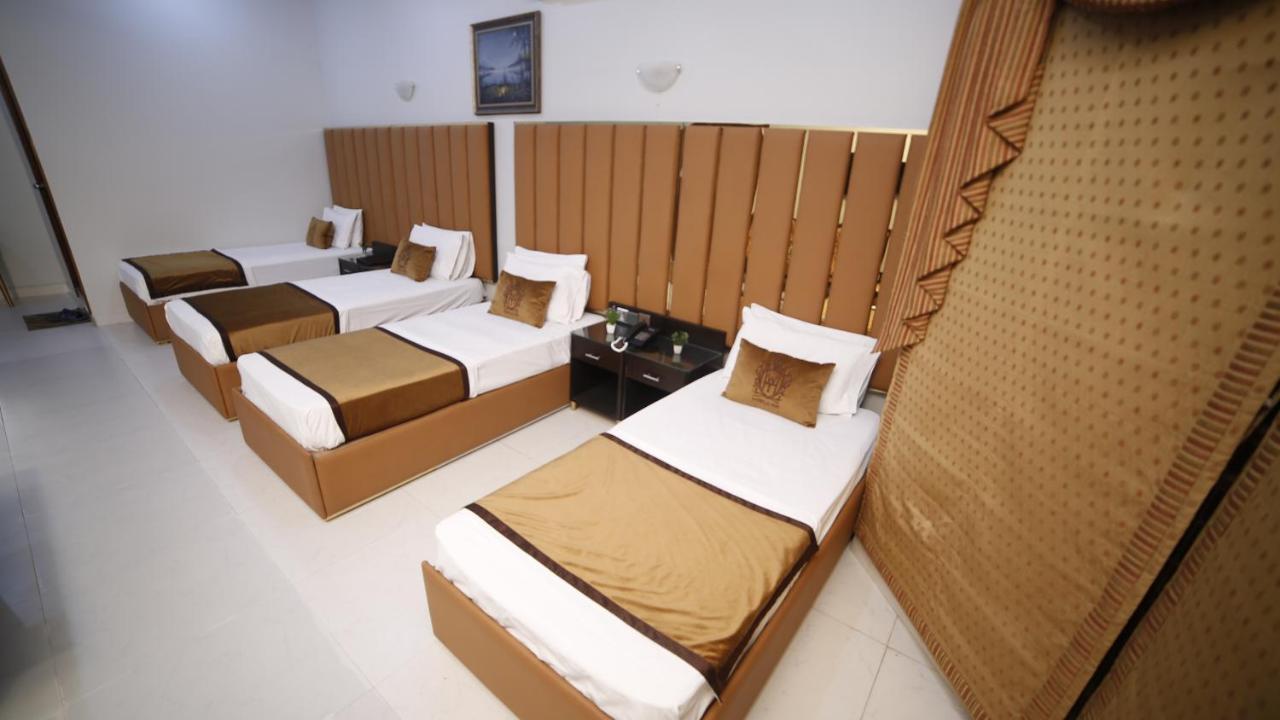 Bed and Breakfast Four Squares Karatschi Exterior foto