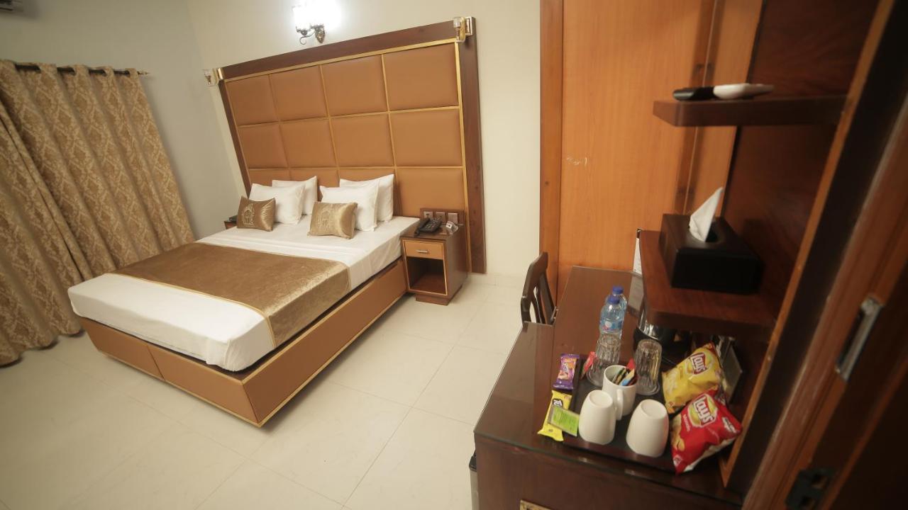 Bed and Breakfast Four Squares Karatschi Exterior foto