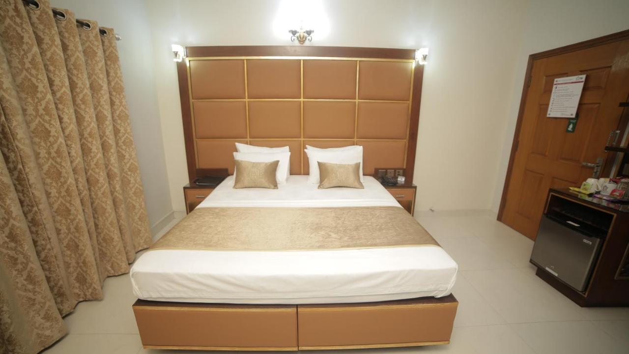 Bed and Breakfast Four Squares Karatschi Exterior foto