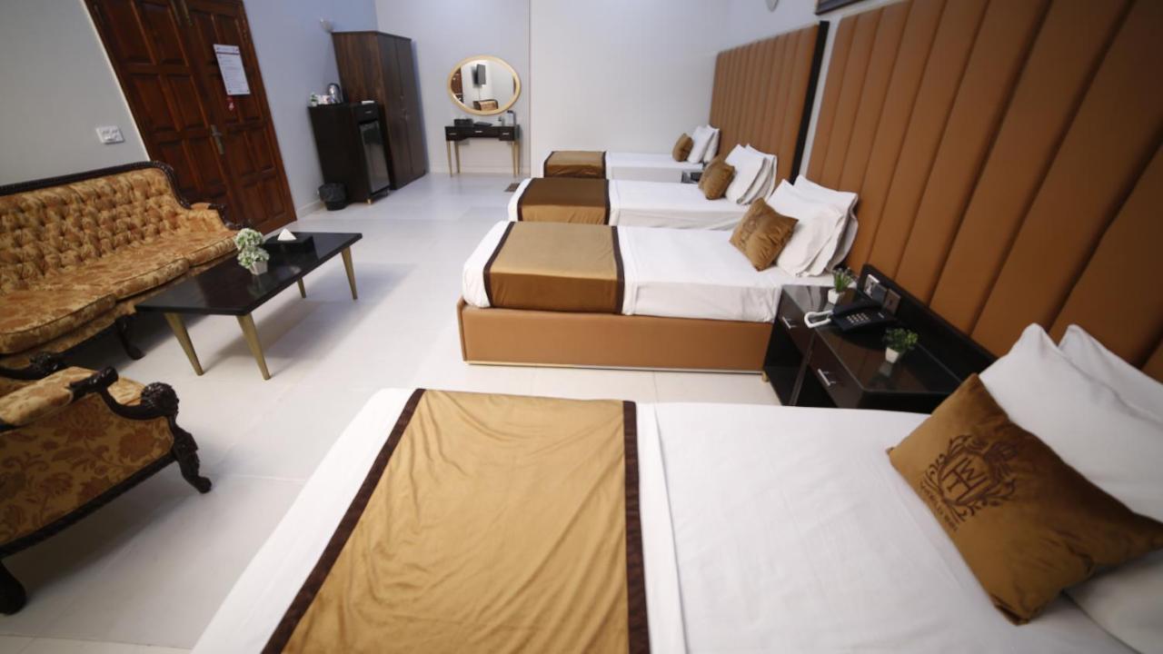 Bed and Breakfast Four Squares Karatschi Exterior foto
