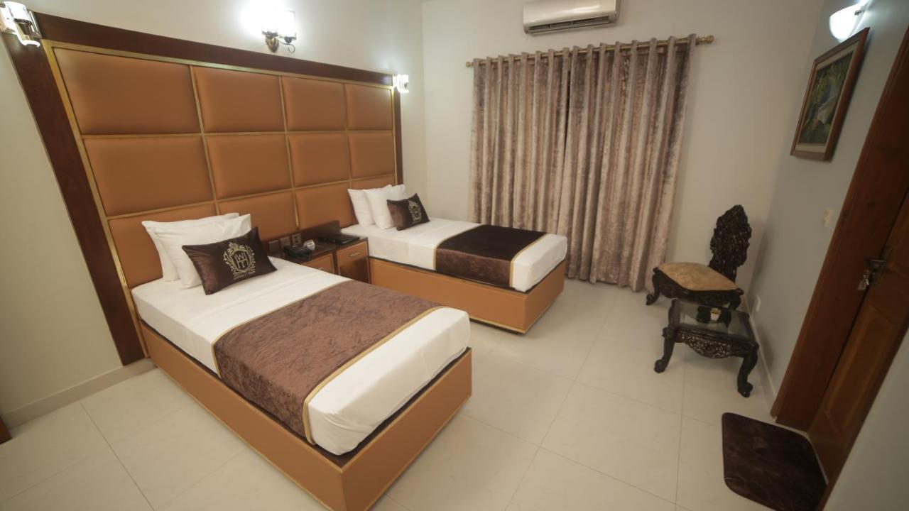 Bed and Breakfast Four Squares Karatschi Exterior foto
