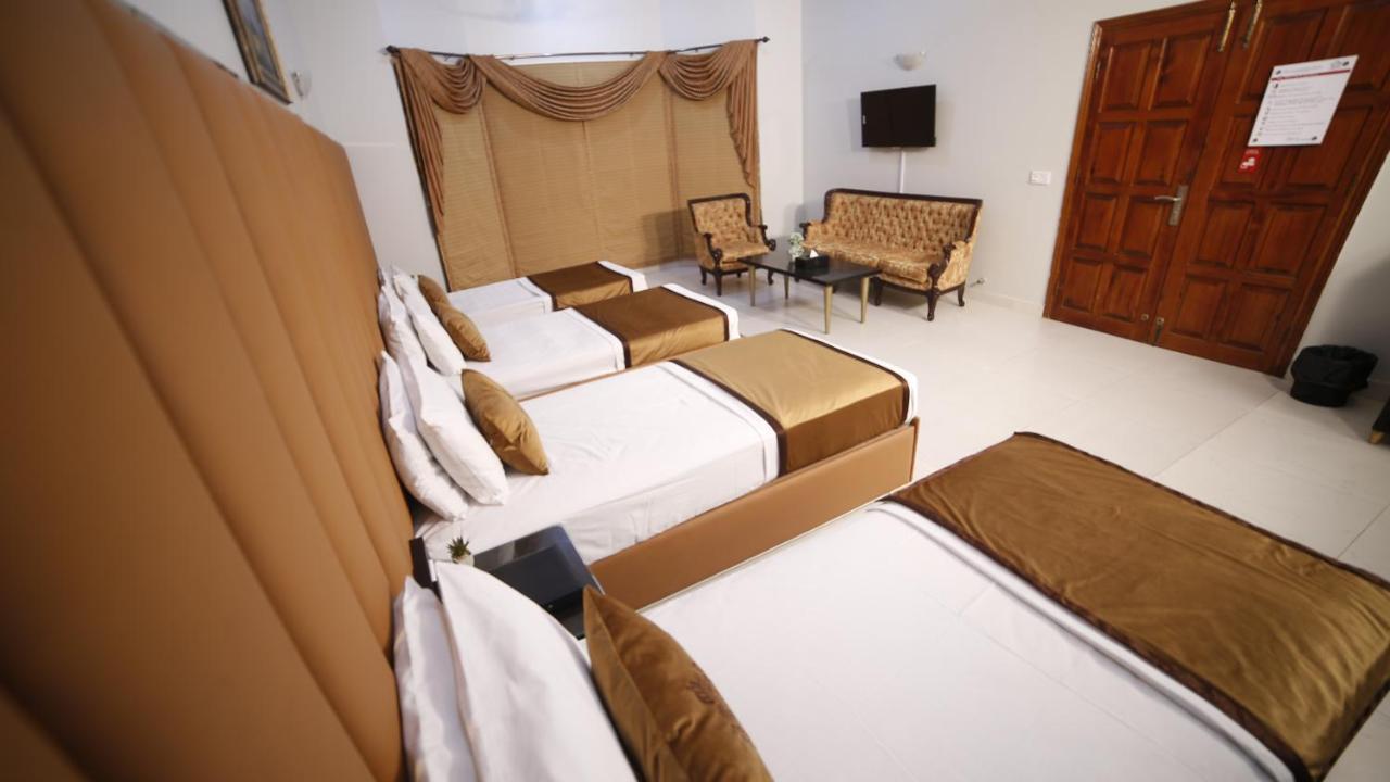 Bed and Breakfast Four Squares Karatschi Exterior foto