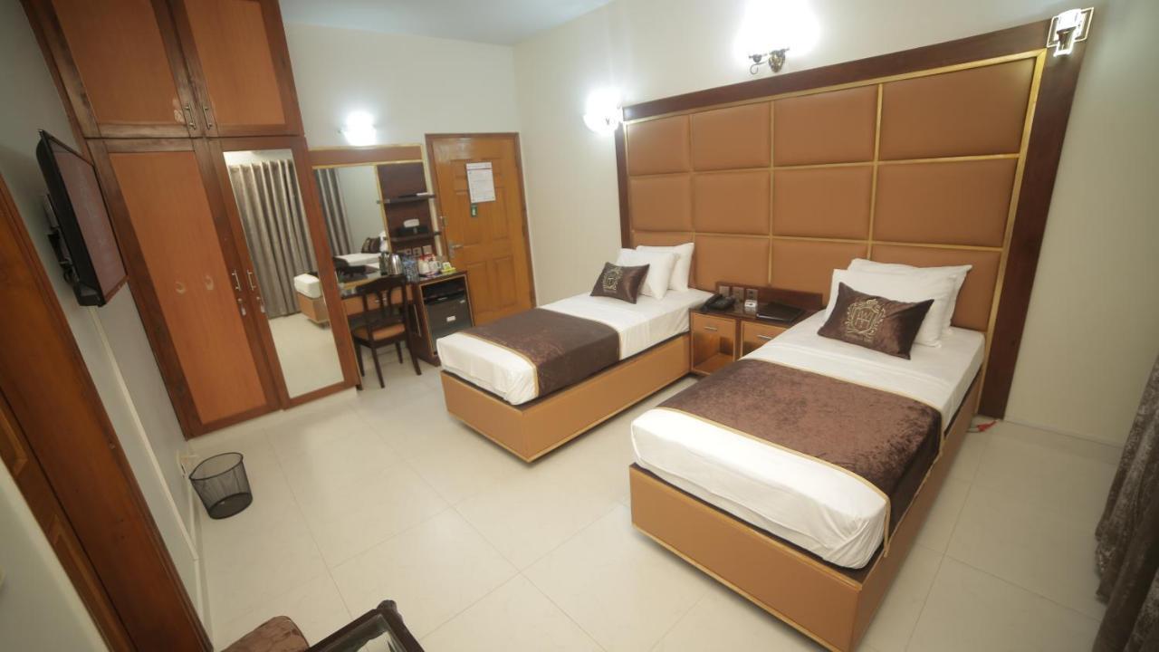 Bed and Breakfast Four Squares Karatschi Exterior foto