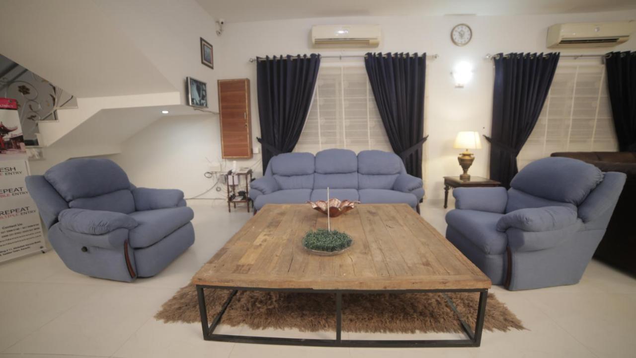 Bed and Breakfast Four Squares Karatschi Exterior foto
