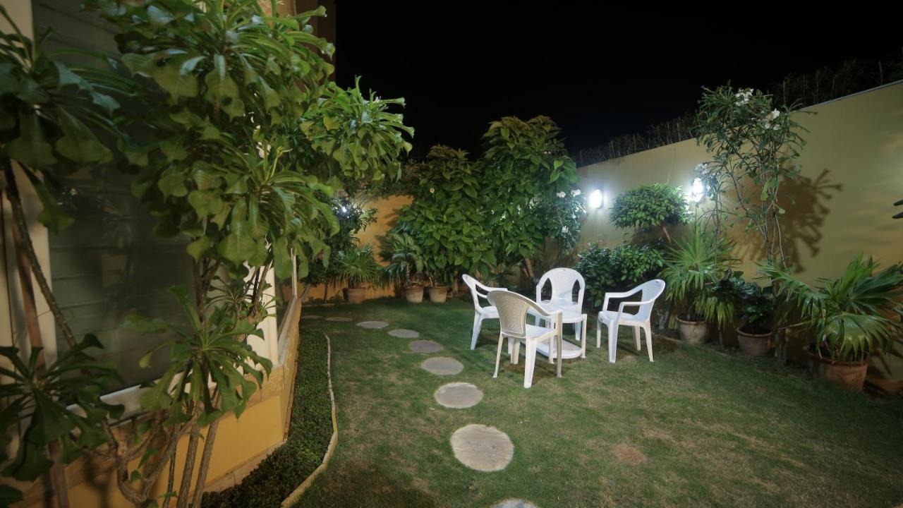 Bed and Breakfast Four Squares Karatschi Exterior foto